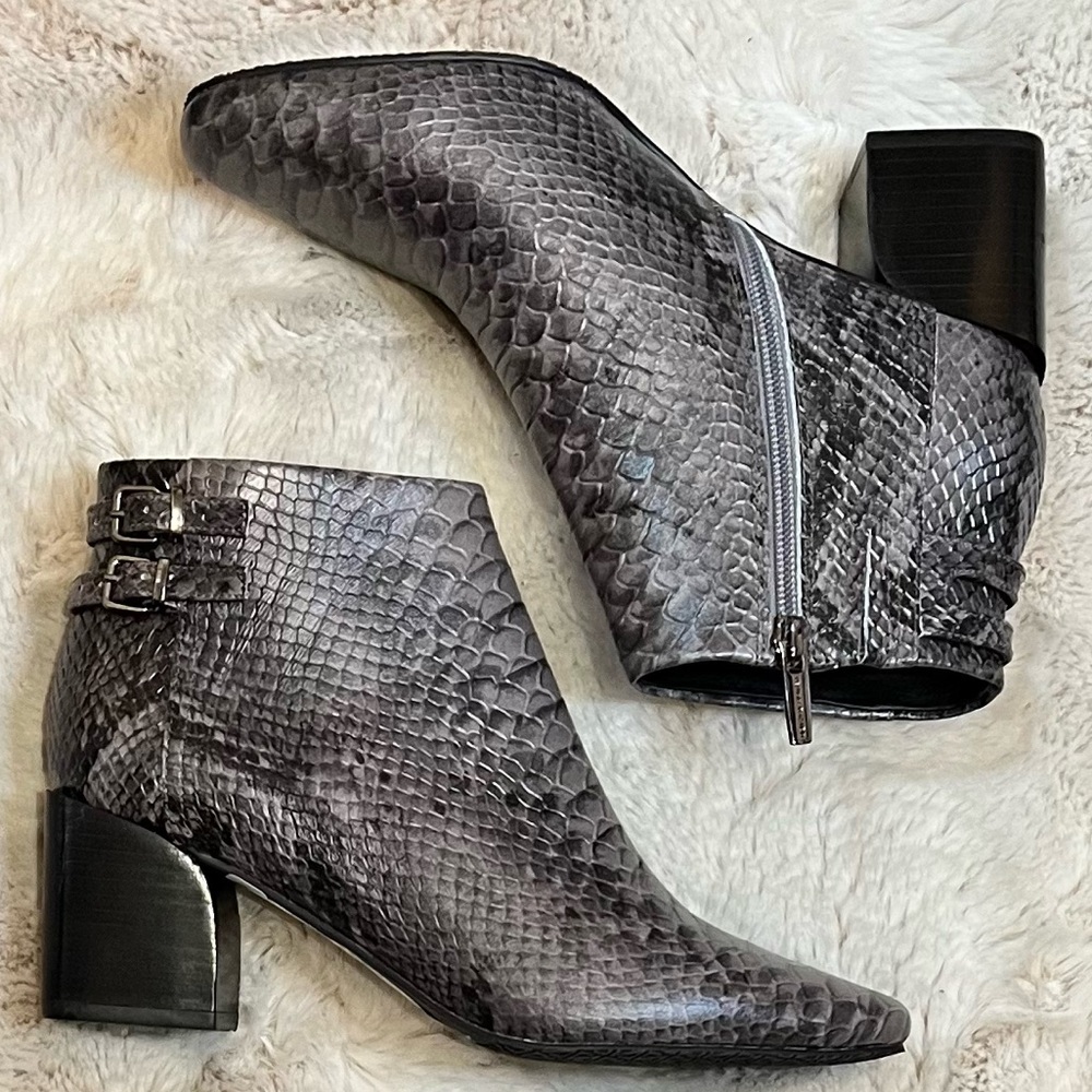 🎩🗝️NWOB $278 Donald J. Pliner Alek Gray Python Print Leather Heel Ankle Boots -7 - Picture 5 of 9